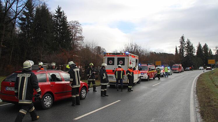 Zahlreiche Rettungskräfte waren an die Unglücksstelle ausgerückt. Foto: Jürgen Gärtner
