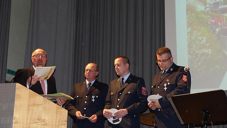 Drei aktive Wehrleute aus Baiersdorf zeichnete Bürgermeister Andreas Galster für 25 Dienstjahre aus: Jens Hammerl, Matthias Wolff und Tino Schmelz-Adams.  Foto: Pauline Lindner
