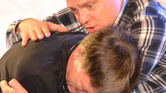 Manchmal braucht auch ein Beamter einen guten Freund: Kurt Fellner (R&uuml;diger Baumann/links) und Heinzi B&ouml;sel (Georg M&auml;dl) bei der Premiere der Tragikom&ouml;die "Indien".  Foto: Uschi Prawitz