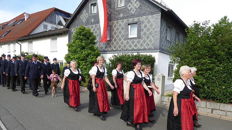 Ein schöner Anblick beim Festzug: die Trachtenfrauen Foto: Heidi Amon