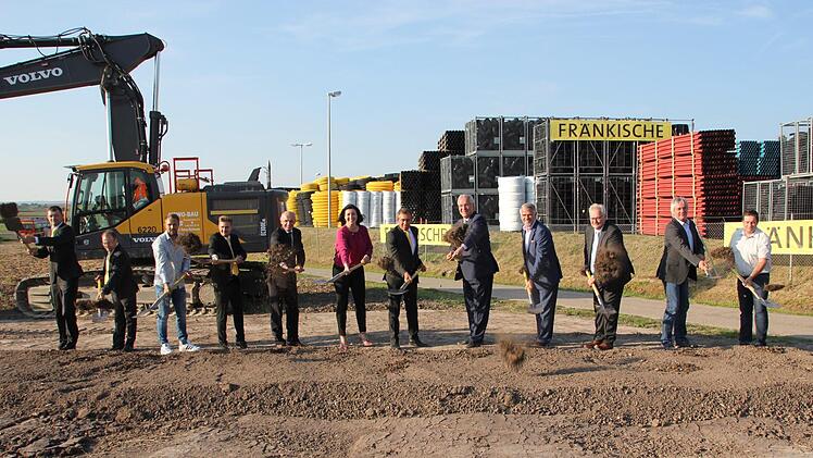 Sie griffen zum Arbeitsgerät und vollzogen den ersten Spatenstich, von links: Peter Schmitt, Hartmut Hausknecht (beide Rohrwerke), Ralf Riedlmeier (Baufirma), Gesellschafter Julius Kirchner, Landrat Wilhelm Schneider, Dorothee Bär, Otto Kirchner, Minister Joachim Herrmann, Landtagsabgeordneter Steffen Vogel, Bürgermeister Claus Bittenbrünn, Planer Ralph Donnermann und Rainer Kitzinger (Ingenieurbüro).  Foto: Klaus Schmitt