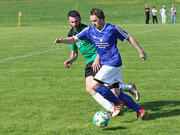 TSV Kirchaich - RSV Unterschleichach. Beim Gastspiel in Kirchaich will der RSV Unterschleichach mit Sebastian Vogel (r.) seine Auswärtsstärke unter Beweis stellen. Foto: Ralf Naumann
