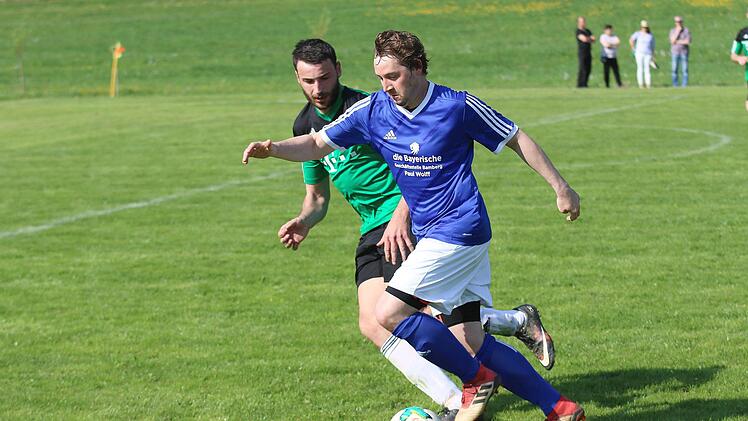 TSV Kirchaich - RSV Unterschleichach. Beim Gastspiel in Kirchaich will der RSV Unterschleichach mit Sebastian Vogel (r.) seine Auswärtsstärke unter Beweis stellen. Foto: Ralf Naumann