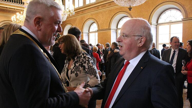 OB Norbert Tessmer begrüßt den Unternehmer Thomas Kaeser, Bezirksvorsitzender des bayerischen Metallarbeitgeberverbands. Foto: Simone Bastian