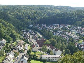 An der Steigerwaldstraße in Eltmann soll nun an der Stelle der drei abgebrochenen städtischen Wohnhäuser ein Gebäude mit zehn preisgünstigen Wohnungen im Zuge des sozialen Wohnungsbaus entstehen. Der Stadtrat stimmte dem Vorhaben eines Bauträgers  zu. (Hinweis: Es geht um die Grünfläche hinter dem Querbau im rechten Bildvordergrund, vor den giebelständigen Häusern). Sabine Weinbeer/Archiv