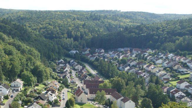 An der Steigerwaldstraße in Eltmann soll nun an der Stelle der drei abgebrochenen städtischen Wohnhäuser ein Gebäude mit zehn preisgünstigen Wohnungen im Zuge des sozialen Wohnungsbaus entstehen. Der Stadtrat stimmte dem Vorhaben eines Bauträgers  zu. (Hinweis: Es geht um die Grünfläche hinter dem Querbau im rechten Bildvordergrund, vor den giebelständigen Häusern). Sabine Weinbeer/Archiv