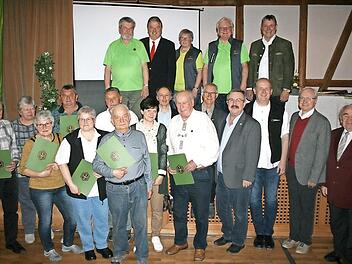 Zahlreiche Mitglieder wurden an der Hauptversammlung geehrt. Mit im Bild die Vorstandschaft des Hauptvereins und die Ehrengäste. Fotos: Maria Löffler