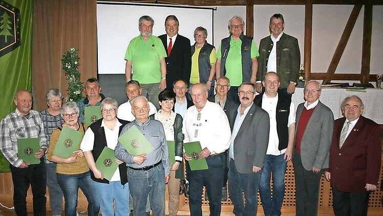 Zahlreiche Mitglieder wurden an der Hauptversammlung geehrt. Mit im Bild die Vorstandschaft des Hauptvereins und die Ehrengäste. Fotos: Maria Löffler