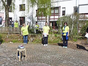 Die Mitarbeiter der sozialen Betreuung bringen den Bewohnern an jedem Mittwochnachmittag ein Ständchen, und oft wird aus den Fenstern kräftig mitgesungen. Foto: privat