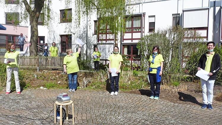 Die Mitarbeiter der sozialen Betreuung bringen den Bewohnern an jedem Mittwochnachmittag ein Ständchen, und oft wird aus den Fenstern kräftig mitgesungen. Foto: privat