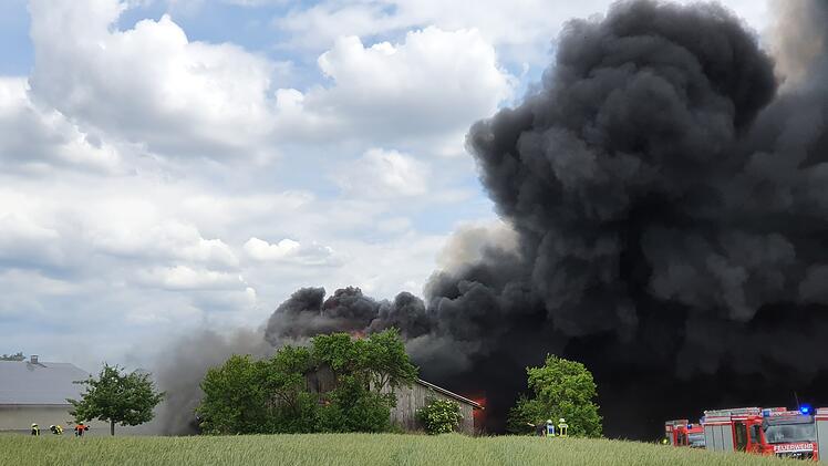 Zwei Lagerhallen stehen in Vollbrand