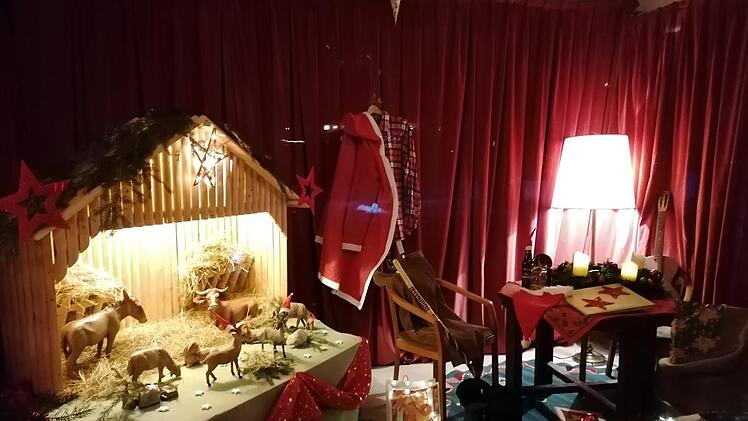 Detailliert haben Ortsbeirat und die Vereine in Züntersbach ein Adventsfenster erstellt.  Foto: Steffen Vetter