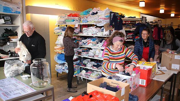 Reger Betrieb herrscht in der Ausgabestelle für Hilfsgüter im alten BBZ. Links: Hartmut Hessel, der die Arbeit koordiniert. Nicht nur Flüchtlinge aus der Ukraine, sondern alle Hilfsbedürftigen aus dem Raum Münnerstadt können hier zum Beispiel gege...