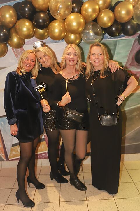 Es wurde in das Jahr 2025 gefeiert.