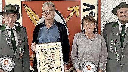 Zwei Ehrenteller und eine Ehrenmitgliedschaft wurden verliehen: (von links) 1. Vorsitzender Reinhold Hofmann (Ehrenteller), das neue Ehrenmitglied Manfred Hein, Ursula Sittler (Ehrenteller) und 2. Vorsitzender Felix Eirich.
