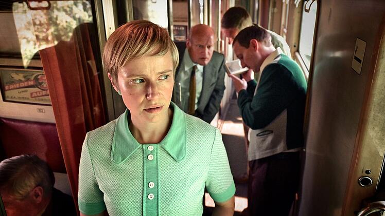 Die überzeugte Kommunistin Marlis (Susanne Bormann) will zurück nach Ost-Berlin. Ihr Mann und ihre Tochter würden lieber im Westen bleiben.