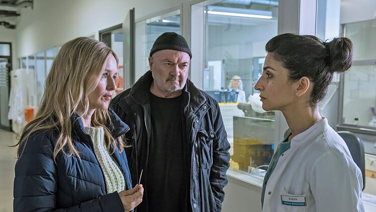 Linett (Stefanie Stappenbeck, links) und Otto (Florian Martens) befragen Vanessa Zimmermann (Neda Rahmanian), die Leiterin des Instituts.