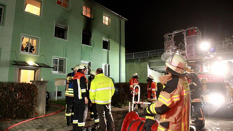 In einem Mehrfamilienhaus in Forchheim ist am frühen Samstagabend ein Feuer ausgebrochen. Fotos: News 5/Herse