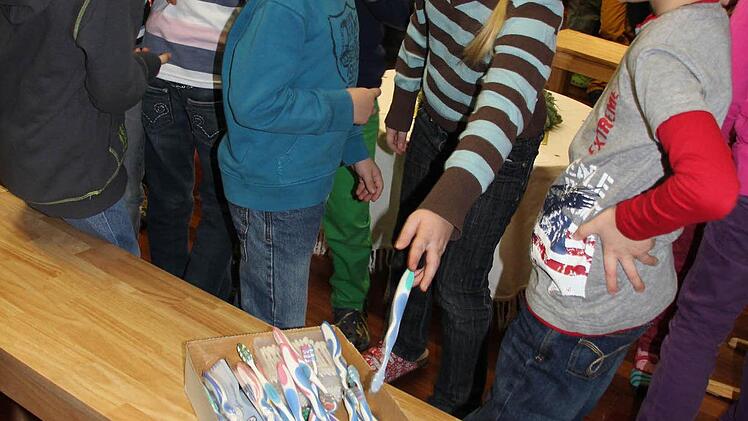 Die Zahnbürste ist für die Grundschulkinder kein Fremdkörper.