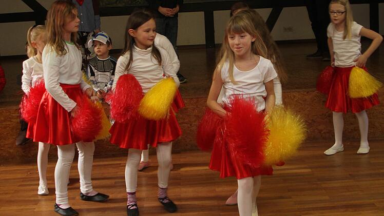 Die Mädchen der "Pettstadter Tanzgruppe" in Aktion Foto: Günther Geiling