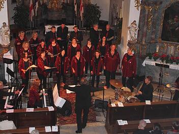 "Praising People" mit Chor und Band beim Benefizkonzert in Kirchlauter.   Foto: Günther Geiling