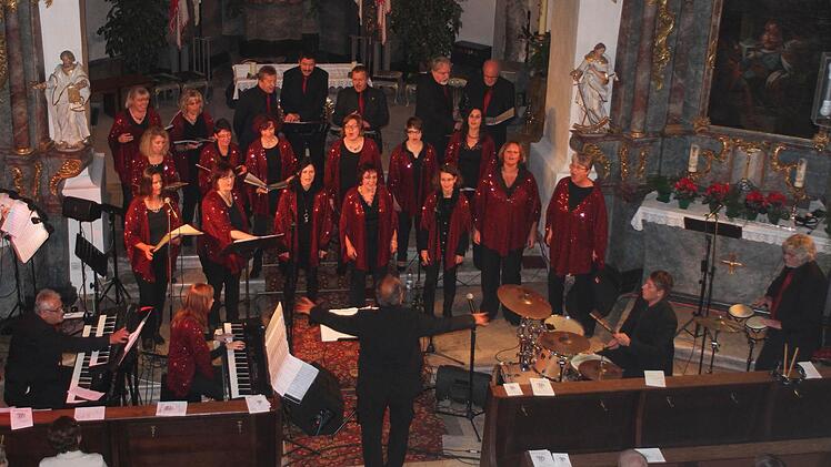 "Praising People" mit Chor und Band beim Benefizkonzert in Kirchlauter.   Foto: Günther Geiling
