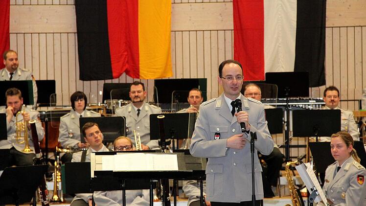 Oberstleutnant Burkard Zenglein erläuterte die gespielten Musikstücke. Foto: Johanna Blum