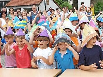 "Mein Hut, der hat drei Ecken" sangen die Erstklässler, und stilgerecht trugen sie auch die passende Kopfbedeckung aus Papier dazu.