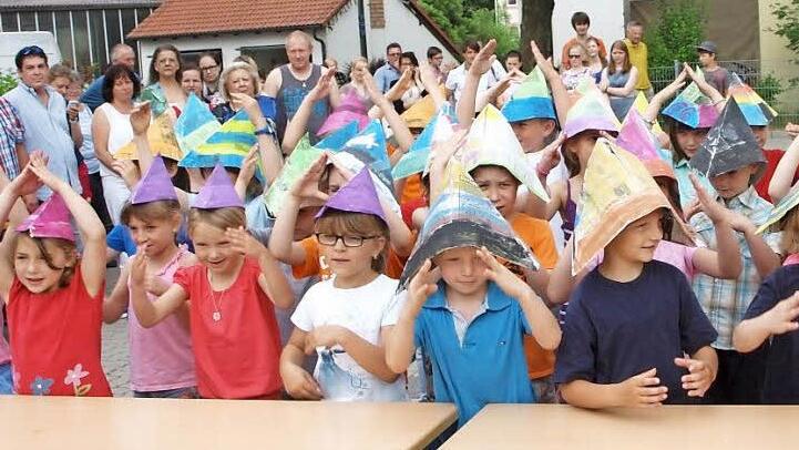 "Mein Hut, der hat drei Ecken" sangen die Erstklässler, und stilgerecht trugen sie auch die passende Kopfbedeckung aus Papier dazu.