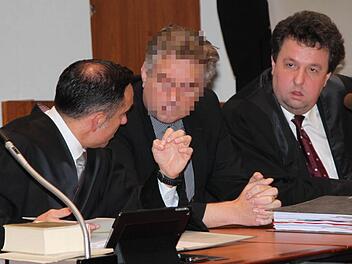 Hat nach seiner Haftentlassung offenbar mit seinen zwielichtigen Geschäften munter weitergemacht: der in Hof wegen schweren Betrugs angeklagte Ex-Anwalt aus Kulmbach, hier zusammen mit seinen Verteidigern Walter Bagnoli (links) und Stephan Scherdel (rechts). Foto: Stephan Tiroch