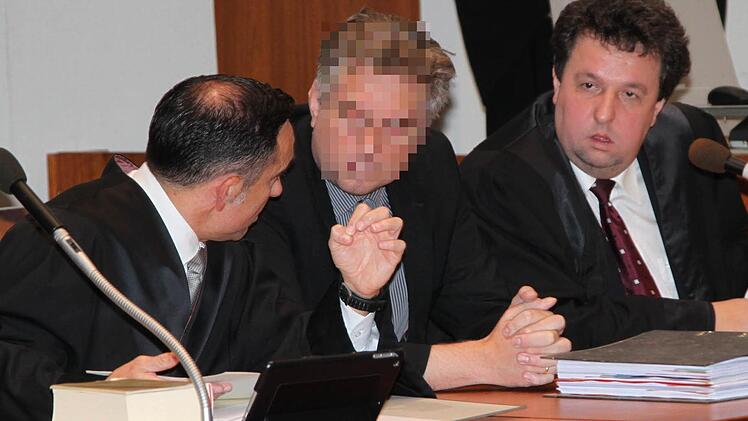 Hat nach seiner Haftentlassung offenbar mit seinen zwielichtigen Geschäften munter weitergemacht: der in Hof wegen schweren Betrugs angeklagte Ex-Anwalt aus Kulmbach, hier zusammen mit seinen Verteidigern Walter Bagnoli (links) und Stephan Scherdel (rechts). Foto: Stephan Tiroch