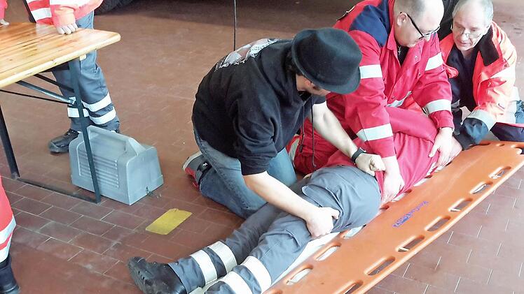 Jeder Handgriff muss sitzen, wenn es um die Rettung und den Transport von verletzten Personen geht.