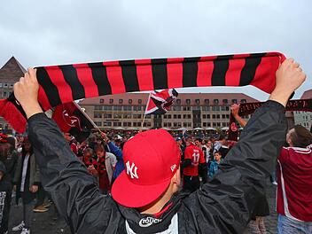 Nur der FCN: Vor dem Relegations-Rückspiel waren die Fans der "Glubberer" beim Rudelgucken auf dem Nürnberger Hauptmarkt noch optimistisch, dass sie in der kommenden Spielzeit über Tore in der Bundesliga jubeln dürfen. Foto: Karl-Josef Hildenbrand/dpa