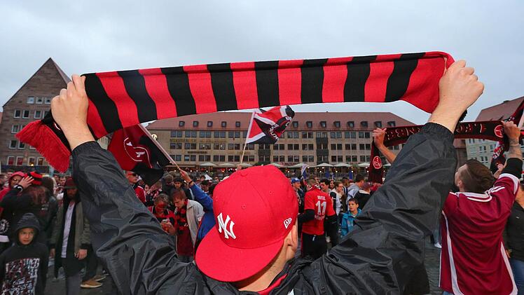 Nur der FCN: Vor dem Relegations-Rückspiel waren die Fans der "Glubberer" beim Rudelgucken auf dem Nürnberger Hauptmarkt noch optimistisch, dass sie in der kommenden Spielzeit über Tore in der Bundesliga jubeln dürfen. Foto: Karl-Josef Hildenbrand/dpa