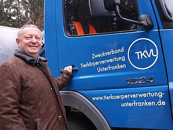 TKVU-Verbandsvorsitzender Thomas Bold an einem der neuen Fahrzeuge, die angeschafft wurden. Foto: Paul Ziegler