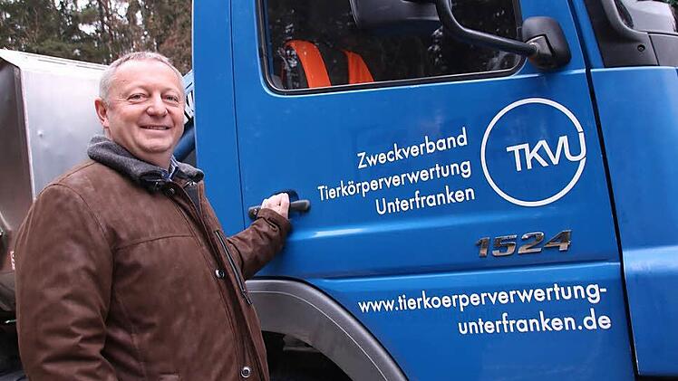 TKVU-Verbandsvorsitzender Thomas Bold an einem der neuen Fahrzeuge, die angeschafft wurden. Foto: Paul Ziegler