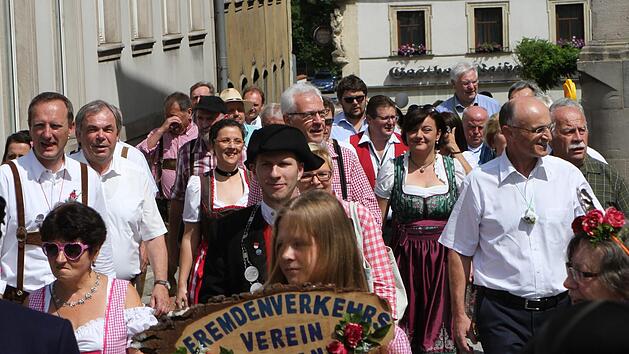 Die Ehrengäste im Festzug zum Auftakt der Biertage