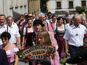 Die Ehrengäste im Festzug zum Auftakt der Biertage