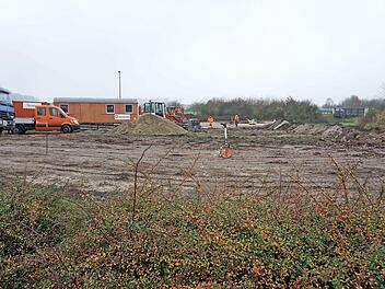 Mit der Verlegung des Fuß- und Radweges nach Hannberg haben die Arbeiten auf dem Grundstück des geplanten Feuerwehrgerätehauses begonnen. Foto: Richard Sänger
