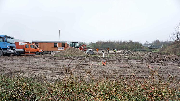 Mit der Verlegung des Fuß- und Radweges nach Hannberg haben die Arbeiten auf dem Grundstück des geplanten Feuerwehrgerätehauses begonnen. Foto: Richard Sänger