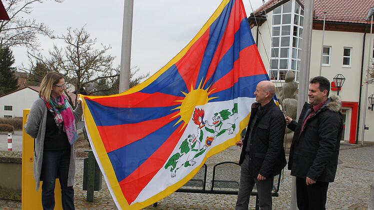 Die Gemeinde Knetzgau zeigt "Flagge für Tibet". Bürgermeister Stefan Paulus (Mitte) sowie seine beiden Stellvertreter und Susanne Haase-Leykam (links) und Bernhard Jilke haben gemeinsam die Tibet-Fahne vor dem Rathaus gehisst. Christiane Reuther