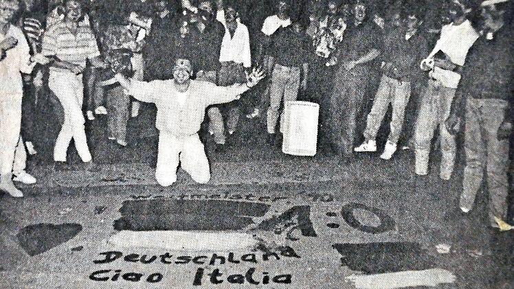 Die Fans trugen schwarz-rot-gold, das Erinnerungsfoto ist allerdings schwarz-weiß.  Repro: Leo Hühnlein