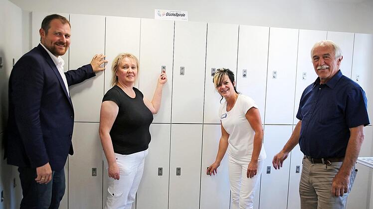 Die Lotterie "Glücksspirale" fördert die gesamte Inneneinrichtung mit Tischen, Stühlen, Schränken und Spinden zu 75 Prozent. Das freut die kommissarischen Geschäftsführer, Seßlachs Bürgermeister Martin Mittag (links) und Weitramsdorfs Zweiten Bürgermeister Werner Hanke, die stellvertretende Leiterin Annette Kirchner (2. von links) und Bereichsleiterin Doreen Kapler-Seifert.  Foto: Bettina Knauth