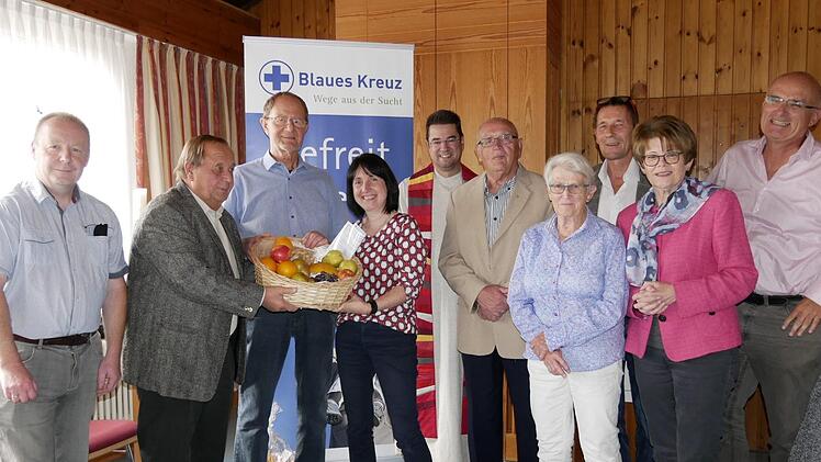 Zum 40. Jubiläum wurde das Engagement der Ehrenamtlichen  besonders gewürdigt und liebe Worte und schöne Präsente gab es dazu. Gruppenleiter Wolfgang Bauer und Vorsitzender Jürgen Lauer (Zweiter und Dritter von links) freuten sich, dass die Arbeit der Neustadter Ortsgruppe diese große Anerkennung fahren durfte. Bürgermeistern Elke Protzmann (Zweite von rechts) überreichte Glückwünsche der Stadt Neustadt und die "Mutter und Hebamme" der SHG für die Coburger Region, Ulrike Knauf (neben Protzman...