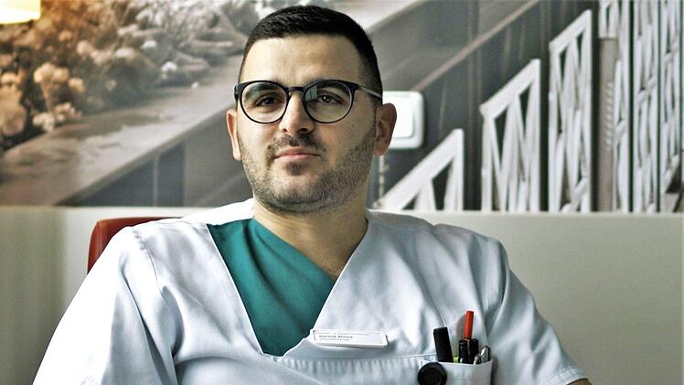 Der Kosovo-Albaner Mateos Xhima arbeitet als Pfleger im St. Elisabeth Krankenhaus Madonis-Film, Dimitrios Madonis
