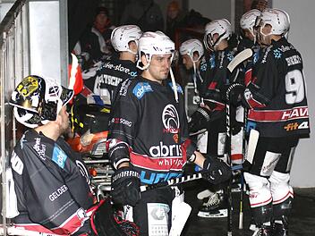 Höchste Konzentration ist wieder angesagt, wenn die Haßfurter Hawks um Martin Hildenbrand (links) und Daniel Hora (Mitte) am Wochenende in Dingolfing sowie gegen Buchloe antreten. Foto: Ralf Naumann