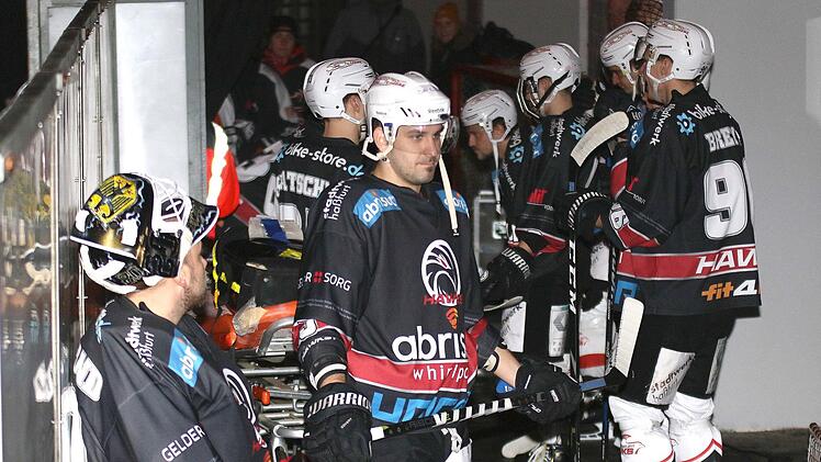 Höchste Konzentration ist wieder angesagt, wenn die Haßfurter Hawks um Martin Hildenbrand (links) und Daniel Hora (Mitte) am Wochenende in Dingolfing sowie gegen Buchloe antreten. Foto: Ralf Naumann