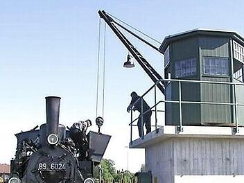 Rainer Riedel bediente "seinen" Ruge-Kran zum Bekohlen der Dampflokomotiven nicht selten selbst. Foto: Arcihiv/Werner Reißaus