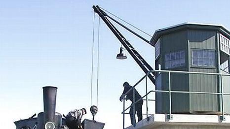 Rainer Riedel bediente "seinen" Ruge-Kran zum Bekohlen der Dampflokomotiven nicht selten selbst. Foto: Arcihiv/Werner Reißaus
