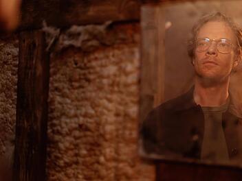 Vormittags unterrichtet er englische Lyrik, abends qu&auml;lt Rick Hanson (Alfie Allen) eine entf&uuml;hrte Sch&uuml;lerin.